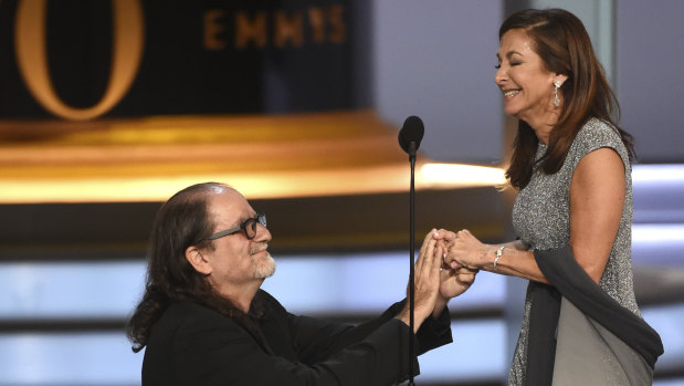 Glenn Weiss proposes to his girlfriend Jan Svendsen at the 2018 Emmy Awards. 