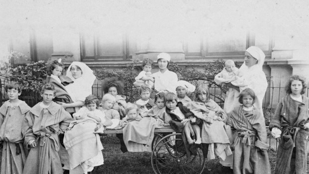 Nurses and patients in Melbourne during the Spanish flu pandemic of 1918-19.