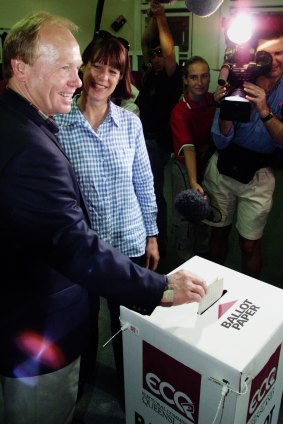Peter Beattie casting his vote in 2001.