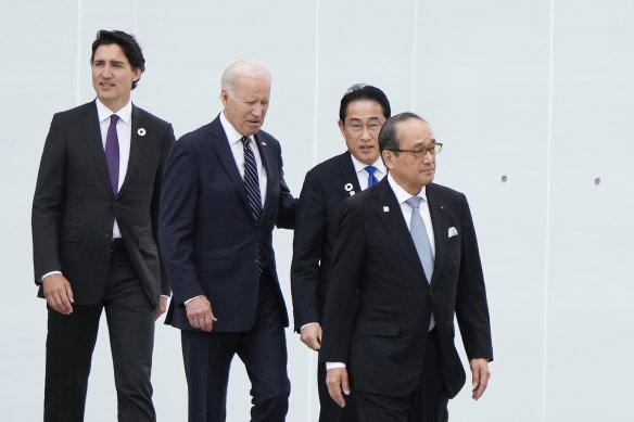 Kanada Başbakanı Justin Trudeau, ABD Başkanı Joe Biden, Japonya Başbakanı Fumio Kishida ve Hiroşima Belediye Başkanı Kazumi Matsui, Hiroşima'daki Barış Anıtı Müzesi'nde.