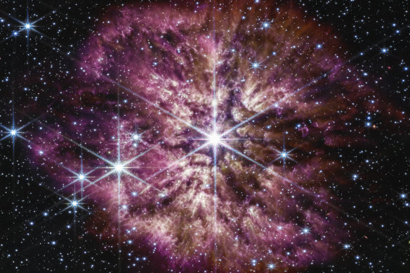 NASA tarafından sağlanan bu görüntü, Haziran 2022'de James Webb Uzay Teleskobu tarafından yakalanan yıldız Wolf-Rayet 124'ü gösteriyor.