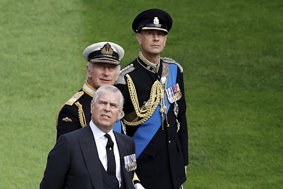 O Rei Carlos III, o Príncipe André e o Príncipe Eduardo se reúnem no Castelo de Windsor para o serviço de entrega da Rainha Elizabeth II em 2022.