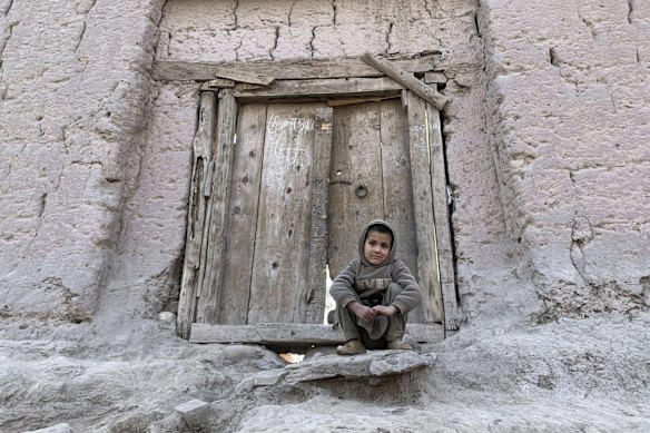 De nombreuses maisons à la périphérie de Jalalabad sont construites en briques de boue et en bois. 