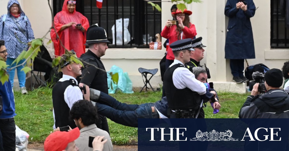 Police remorse arresting Republic anti-monarchy protesters