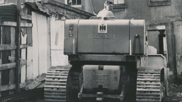 Demolition of houses in King William Street, 1965.