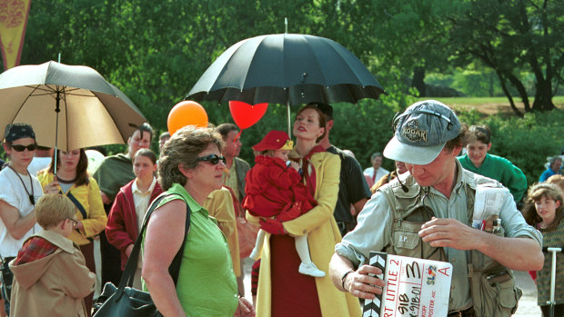 Geena Davis shelters a young co-star from the heat in Central Park during the filming of Stuart Little 2.