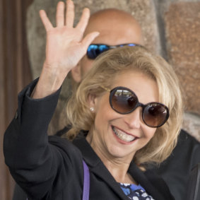  Shari Redstone.