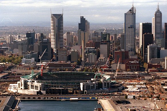 A construção do Docklands Stadium, originalmente planejado para ser um local residencial e de escritórios. 