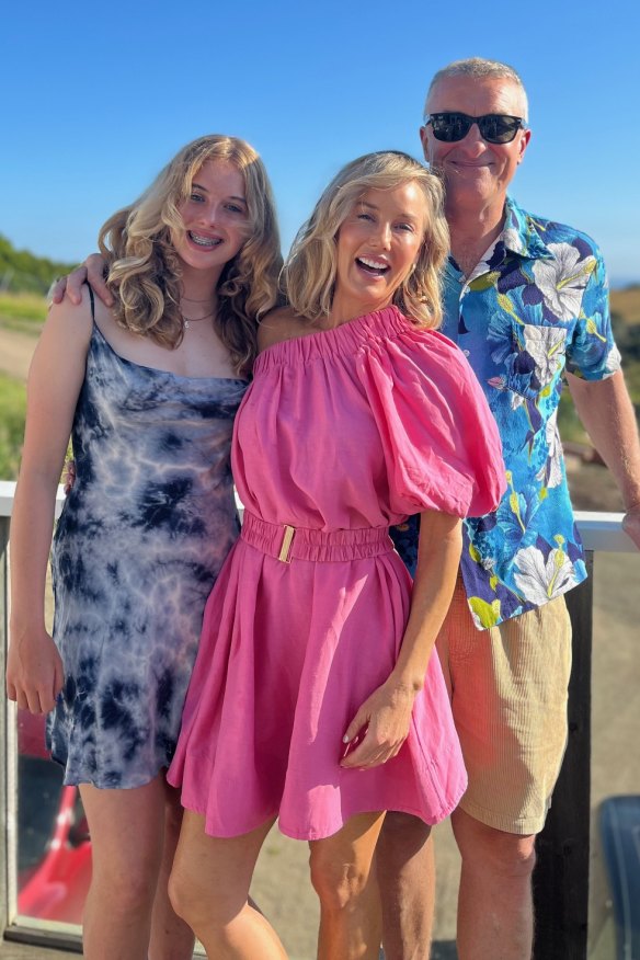 Elliott in one of his trademark Hawaiian
shirts, with daughter Ava and wife Elise.