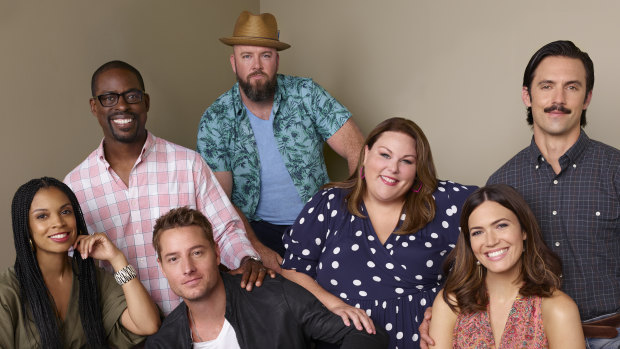 Susan Kelechi Watson, Sterling K. Brown, Justin Hartley, Chris Sullivan, Chrissy Metz, Mandy Moore and Milo Ventimiglia in This Is Us.