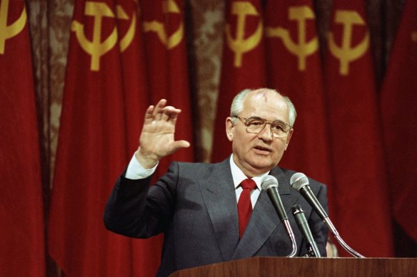 Mihail Gorbaçov, Ağustos 1991'de Kremlin taraftarları tarafından bir darbe düzenledi, ancak gücü azaldı ve beş ay içinde Sovyet lideri olarak konumunu kaybetti.