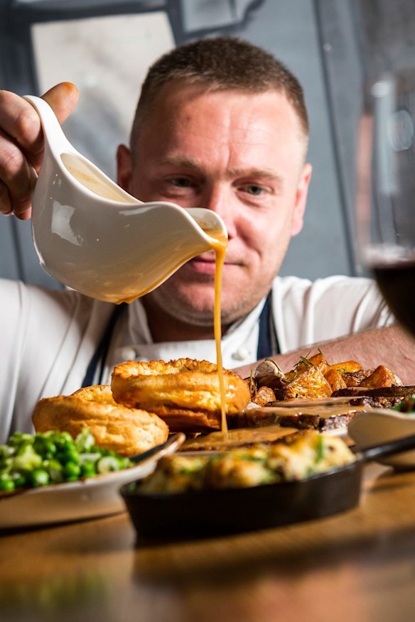 O chef Michael Slade serve molho de Natal.