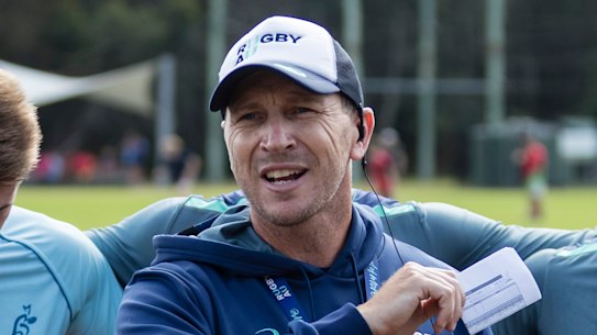 Junior Wallabies coach Jason Gilmore addresses his squad in 2019 ahead of the Under-20 World Championship. 