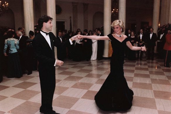 O ator John Travolta dança com a princesa Diana em um jantar na Casa Branca, em Washington, em 1985.