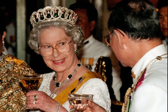 Kraliçe II. Elizabeth, Bangkok, Tayland, 28 Ekim 1996'daki Chakri Sarayı taht salonundaki devlet ziyafetinde Cambridge Zümrütleri ve Tayland Kralı ile Vladimir Tiara takıyor.   
