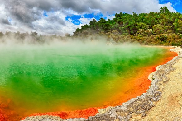 Visit the famous Champagne Pool thermal lake of Rotorua.