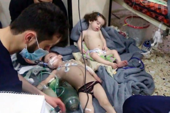 Медицинские работники оказывают помощь детям после предполагаемой атаки с отравляющим газом в контролируемом оппозицией городе Дума в восточной Гуте недалеко от Дамаска в апреле 2018 года.