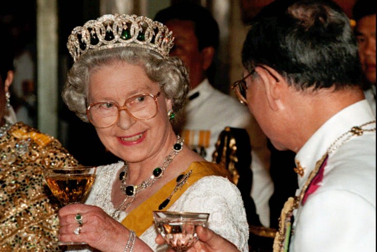 Queen elizabeth sale 2 jewelry