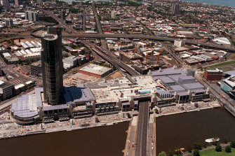 Crown Casino being constructed over Kings Way. The Cox design would have surrounded the road with a hollow drum.