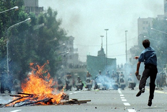 As manifestações estudantis de 1999 foram reprimidas pelo IRGC, com Ghalibaf assumindo um papel activo.