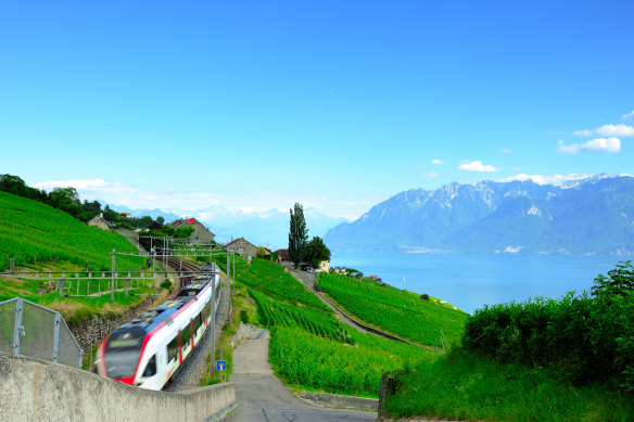 Take a commuter train along the banks of Lake Geneva.