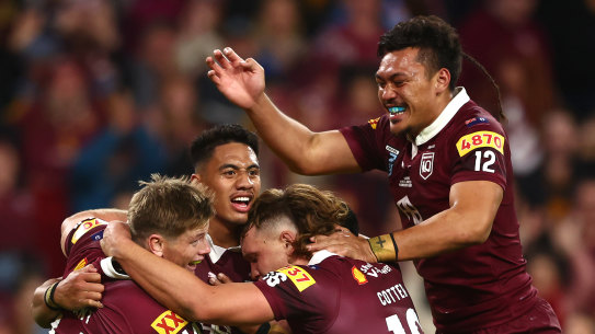 The Maroons celebrate their series triumph.