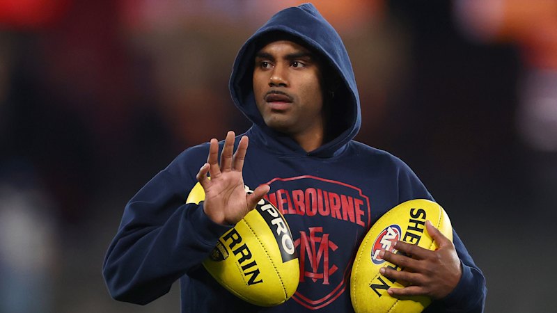 AFL LIVE: Pickett inspires Dees comeback over Roos after nasty mouth injury