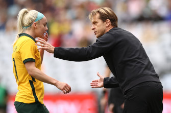 Matildas head coach Tony Gustavsson speaks with Ellie Carpenter during Australia’s 3-0 loss to the USA late last year.