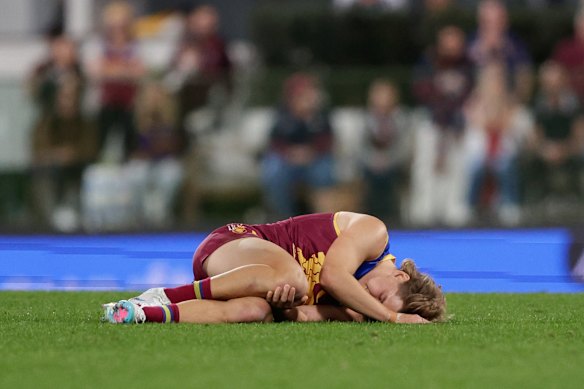 Ashcroft holding his knee in round 19 of the 2023 season. As he was to discover the next day, he’d ruptured his anterior cruciate ligament, necessitating 10 months off football.