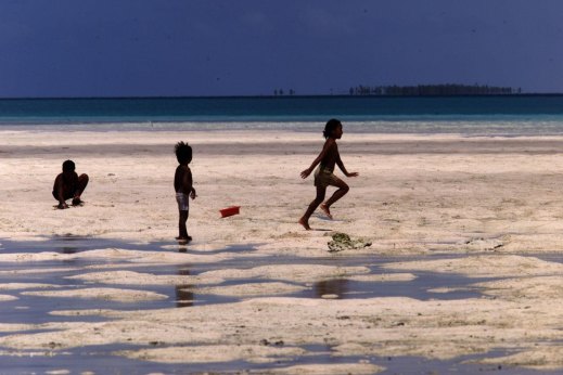 The president of Kiribati, Anote Tong, issued an ultimatum on the eve of the summit of 16 Pacific Island leaders, 2000.