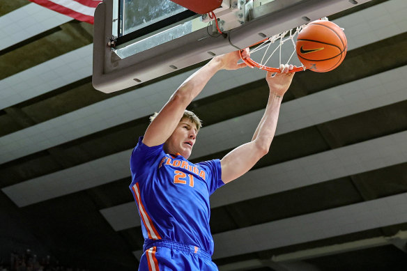 Florida big man Alex Condon throws down a dunk against Alabama.