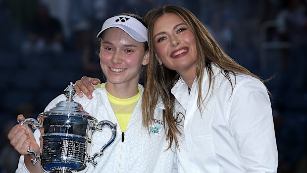 全米オープン優勝後、マリア・シャラポワとポーズをとるエレナ・リバキナ。