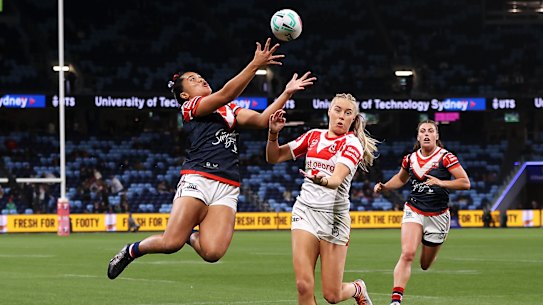 Leianne Tufuga makes an acrobatic catch.