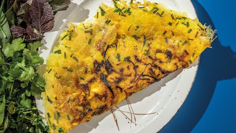 How to make banh xeo (crispy Vietnamese crepes) at home