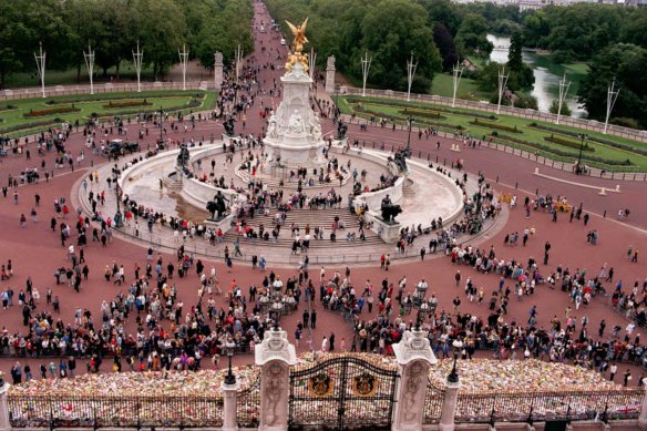 Kalabalıklar çiçekli haraçlarını Buckingham Sarayı'nın kapılarına bırakıyor.