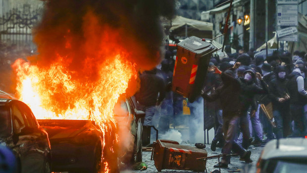 Violence hits Naples before Champions League win, Liverpool eliminated