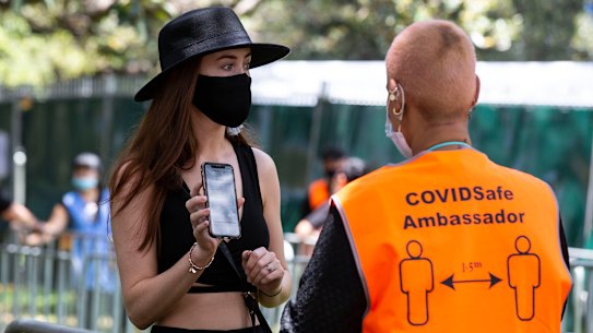 Experts say Omicron case numbers will continue to increase, although rapid testing is hiding the official results.