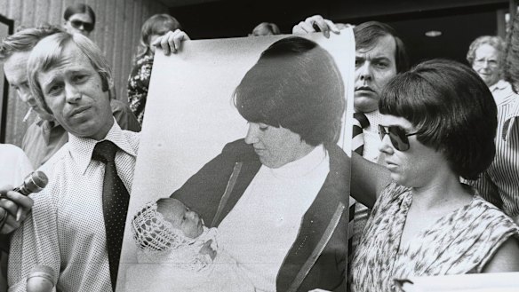 Michael and Lindy Chamberlain with a photo of baby Azaria.