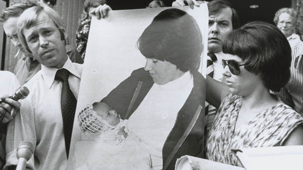 Michael and Lindy Chamberlain on the steps of the Alice Springs courthouse in 1981 with a photo of baby Azaria.