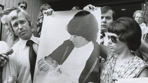 Michael and Lindy Chamberlain with a photo of baby Azaria.