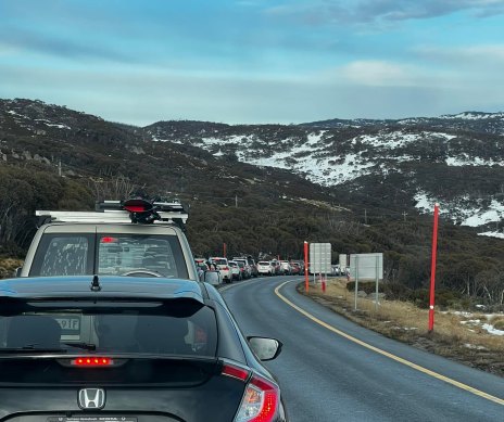 The queue approaching Perisher on Saturday morning.