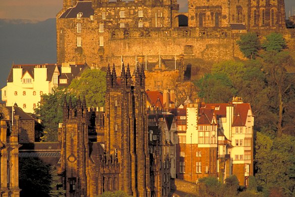 Castelo de Edimburgo e a cidade velha.