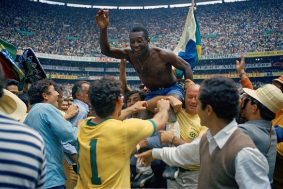 Pelé siendo izado sobre los hombros de sus compañeros de equipo después de que Brasil ganó la Copa del Mundo de 1970.