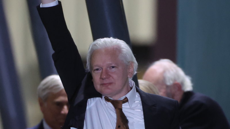 Assange celebrates Australian return with clenched-fist salute, family embrace