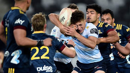Josh Ioane of the Highlanders attempts to dislodge the ball from Mark Nawaqanitawase’s grasp.