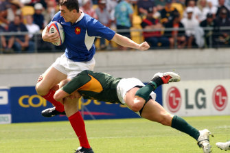 Kevin Foote tackling a French opponent while playing as captain of South Africa’s sevens team in 2004.