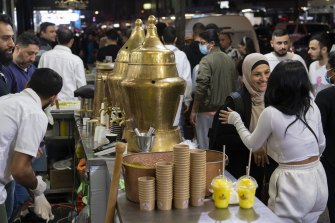 穆斯林在齋月期間通過參觀悉尼的食品攤來打破他們的每日齋戒。