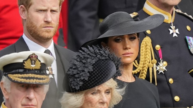 Kral III. Charles, Camilla, Kraliçe Eşi, Prens Harry ve Sussex Düşesi Meghan, geçen yıl Westminster Abbey'deki devlet cenaze töreninin ardından Kraliçe II. Elizabeth'in tabutunun cenaze arabasına yerleştirilmesini izliyor.