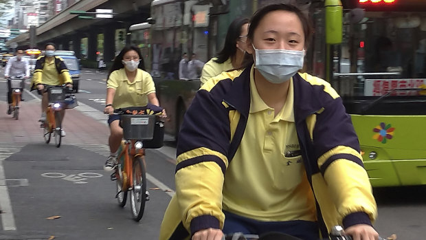 Students in Taipei wear masks to stop the spread of COVID-19.