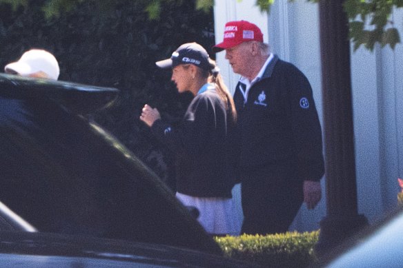 O presidente dos EUA, Donald Trump, vai para o campo de golfe no sábado com sua neta Kai Trump.
